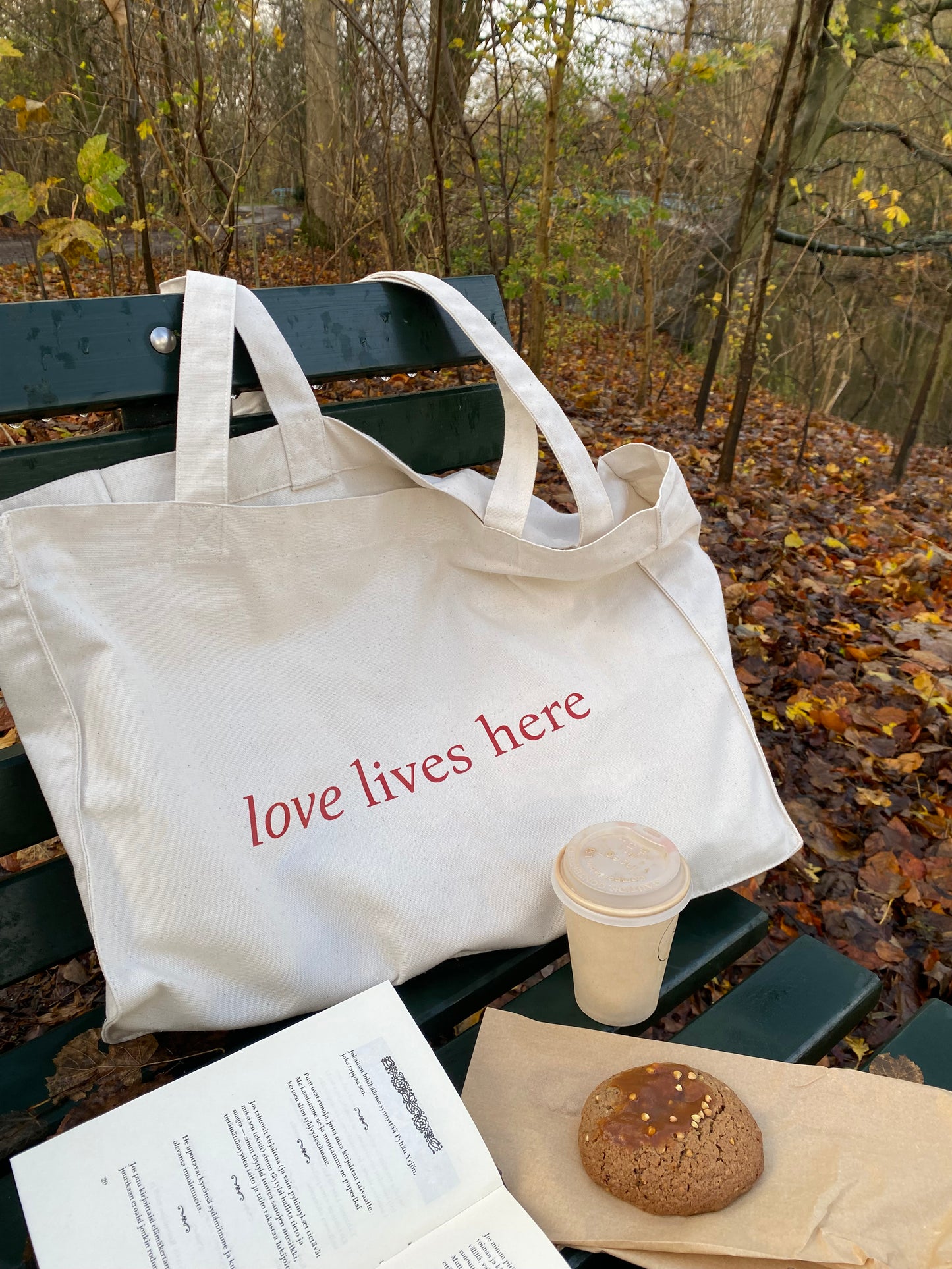 Love Lives Here - Sustainable Shopping Bag White Red