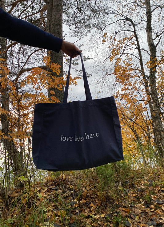 Love Lives Here - Sustainable Shopping Bag Midnight Blue