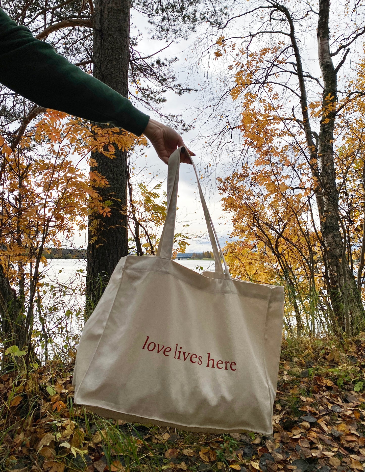 Love Lives Here - Sustainable Shopping Bag White Red