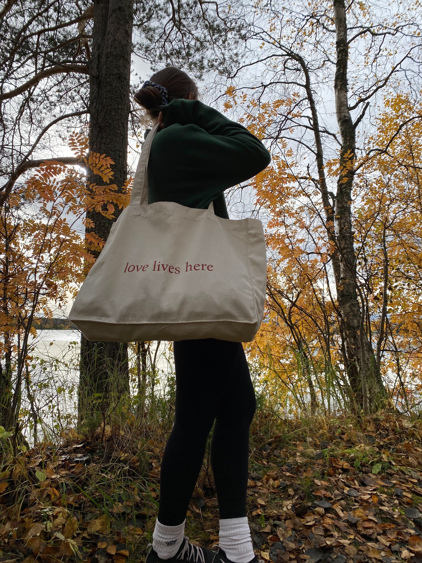 Love Lives Here - Sustainable Shopping Bag White Red
