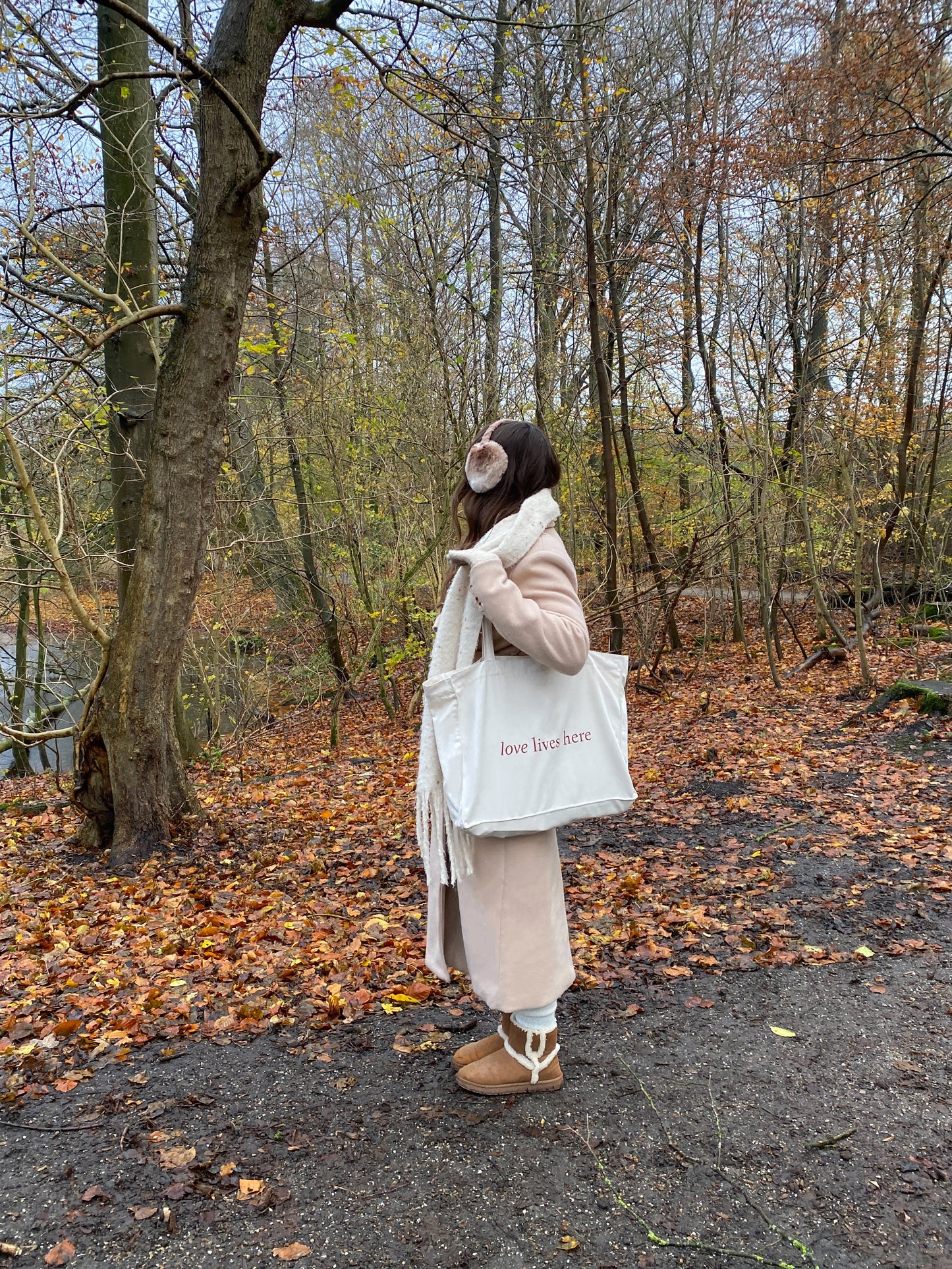 Love Lives Here - Sustainable Shopping Bag White Red