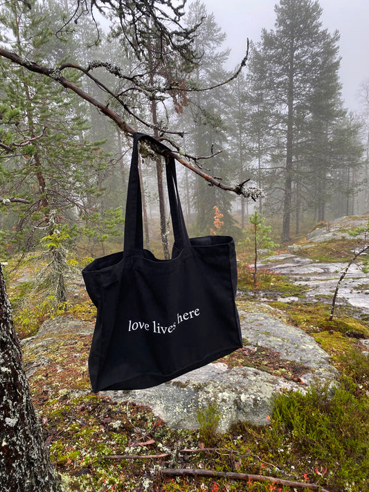 Love Lives Here - Sustainable Shopping Bag Black