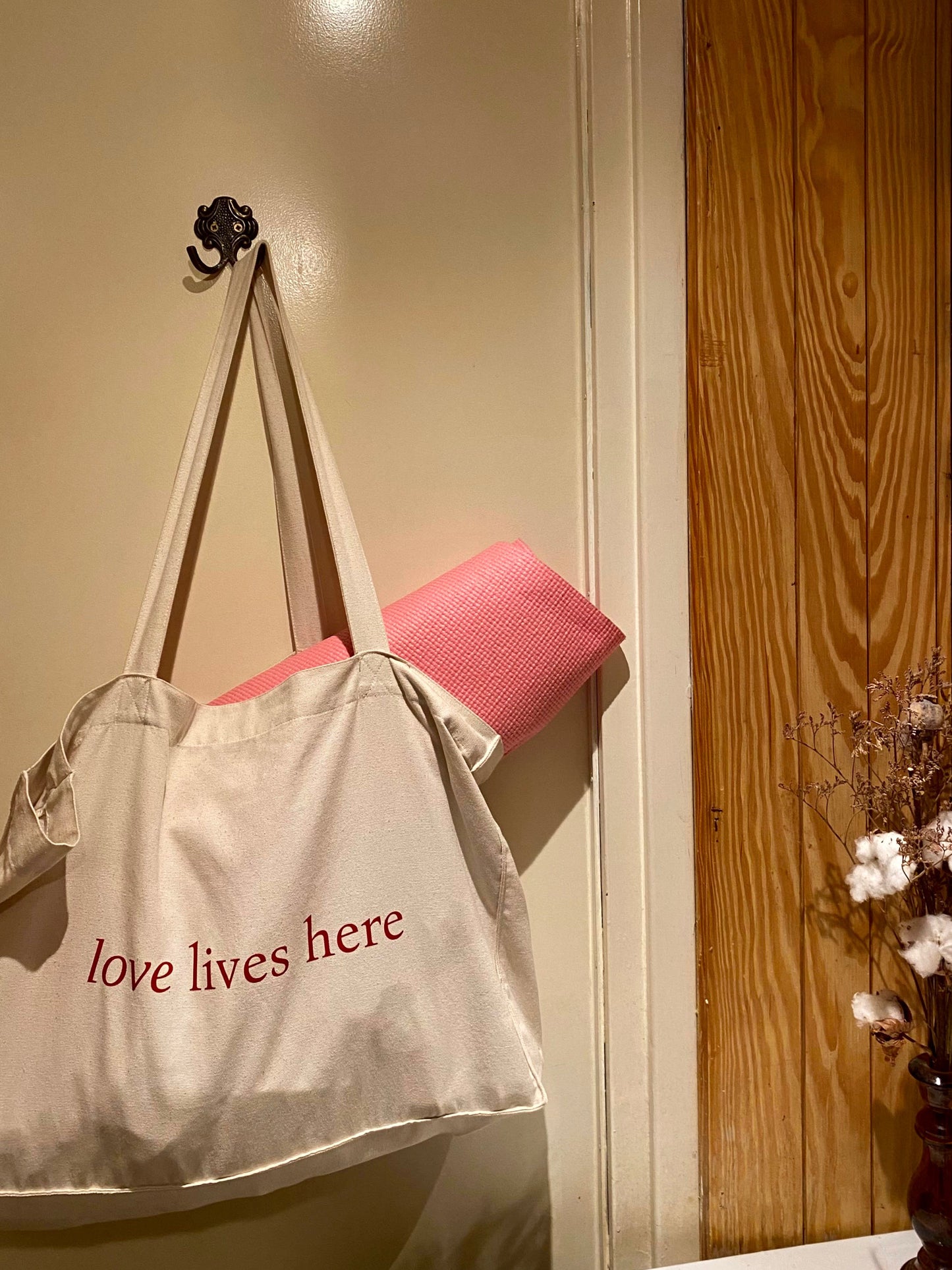 Love Lives Here - Sustainable Shopping Bag White Red