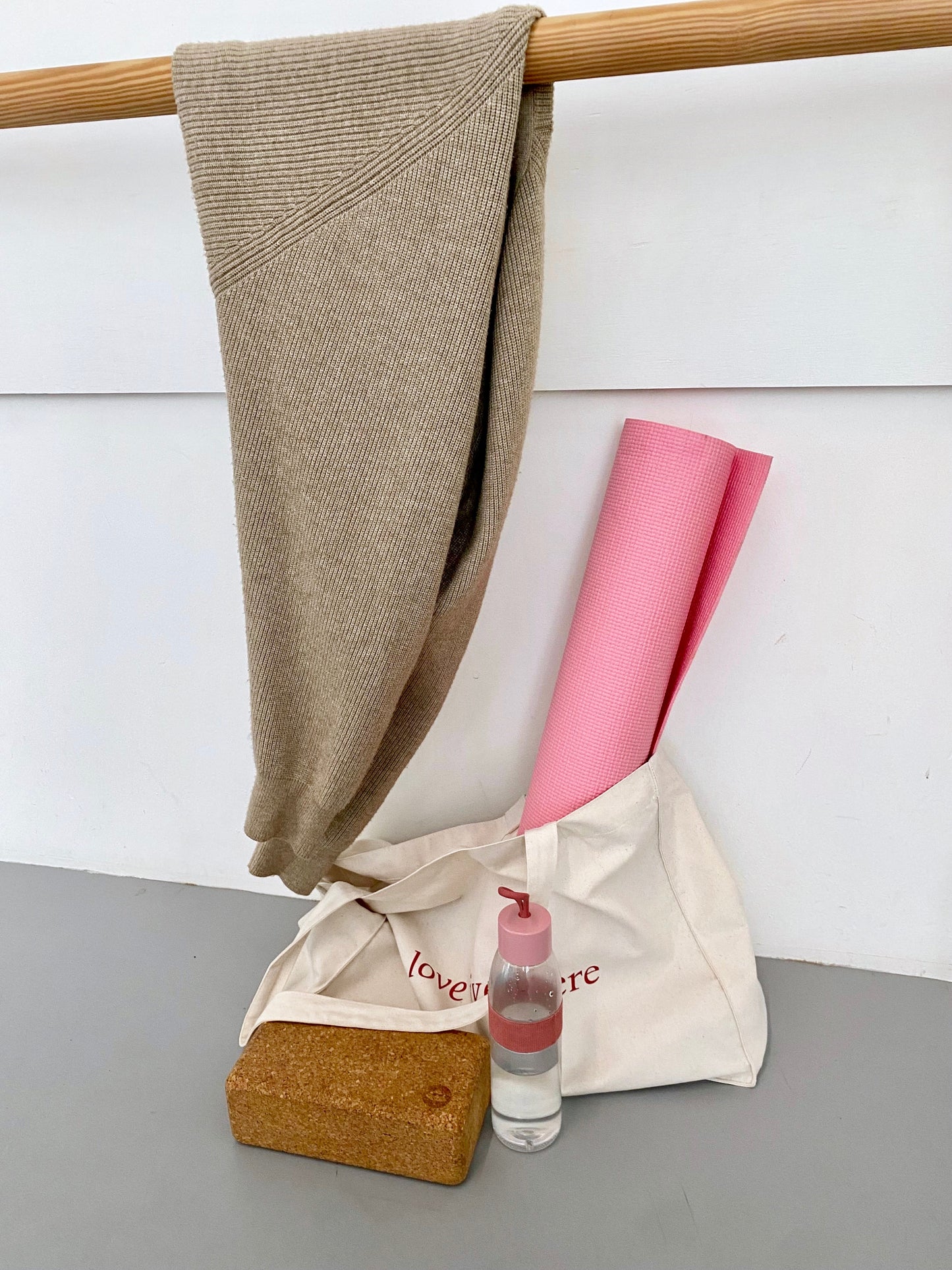 Love Lives Here - Sustainable Shopping Bag White Red