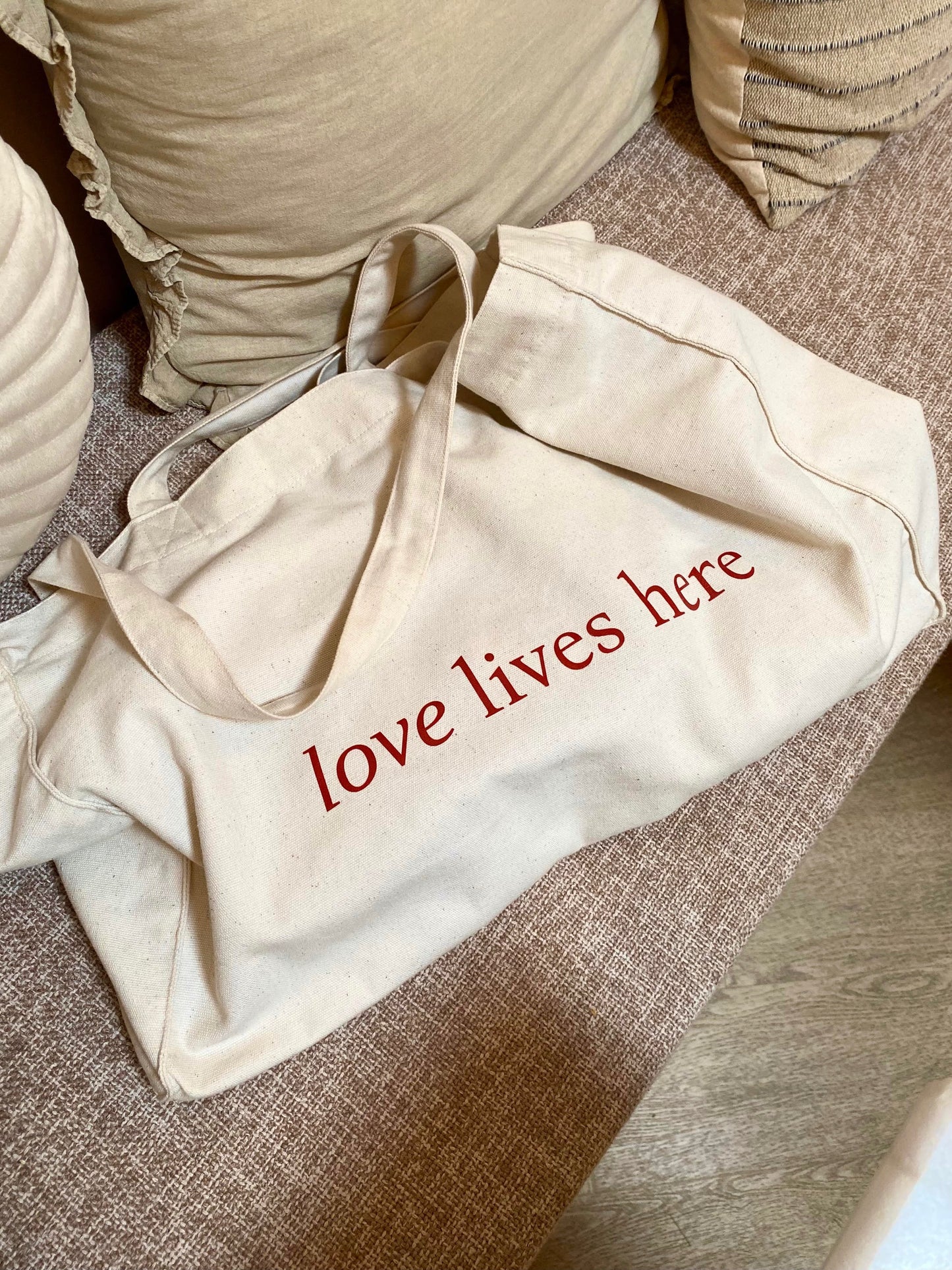 Love Lives Here - Sustainable Shopping Bag White Red
