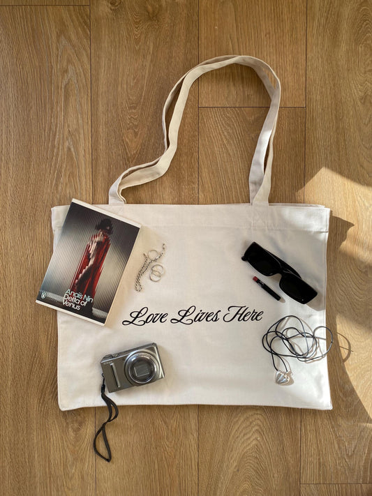 Love Lives Here Elegant - Sustainable Shopping Bag White Black