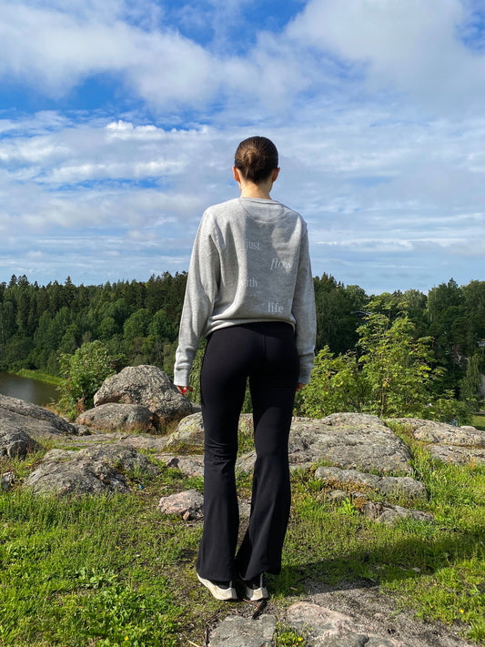 Just Flow With Life - Sustainable Unisex Sweatshirt Heather Grey