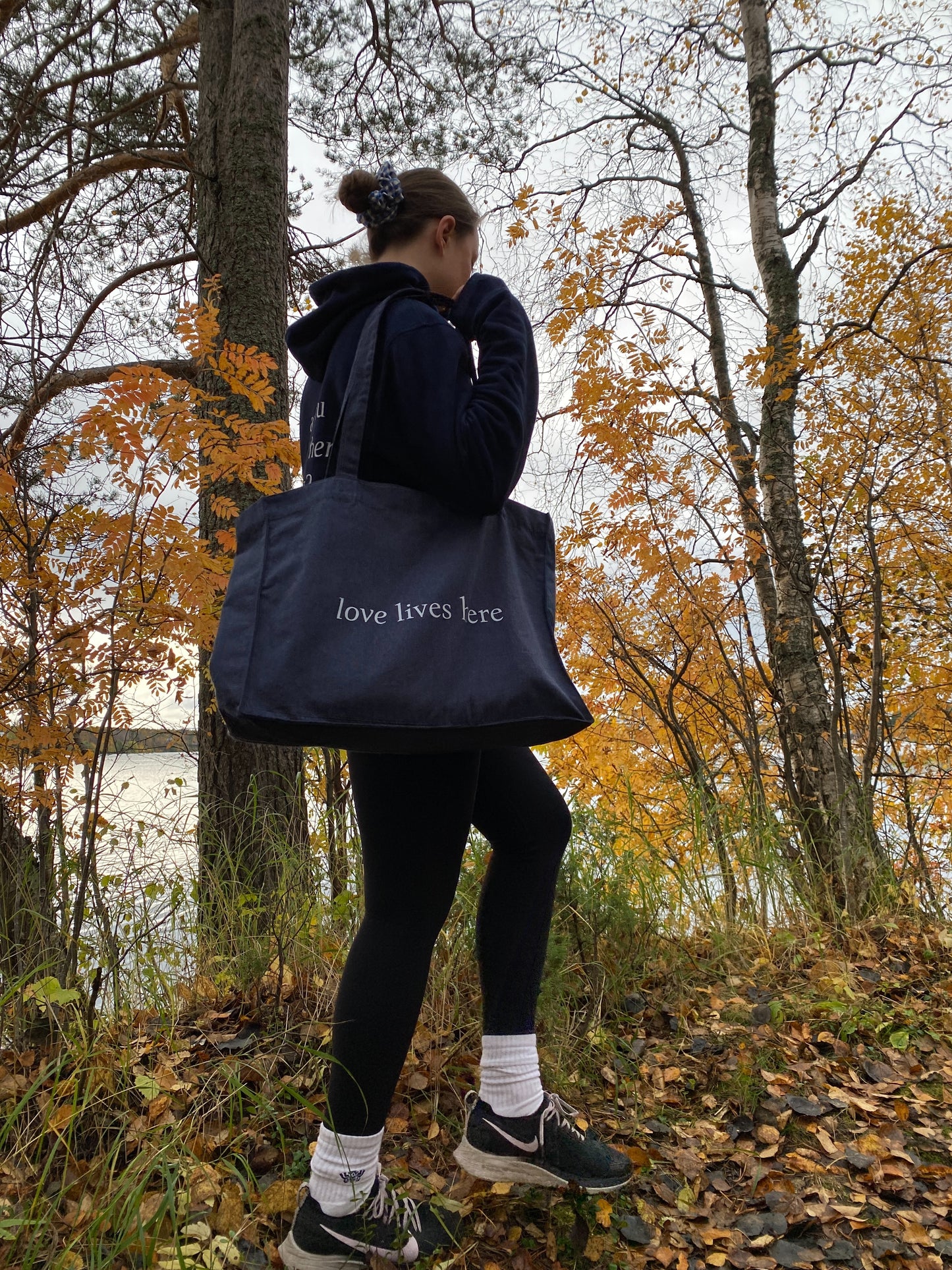 Love Lives Here - Sustainable Shopping Bag Midnight Blue