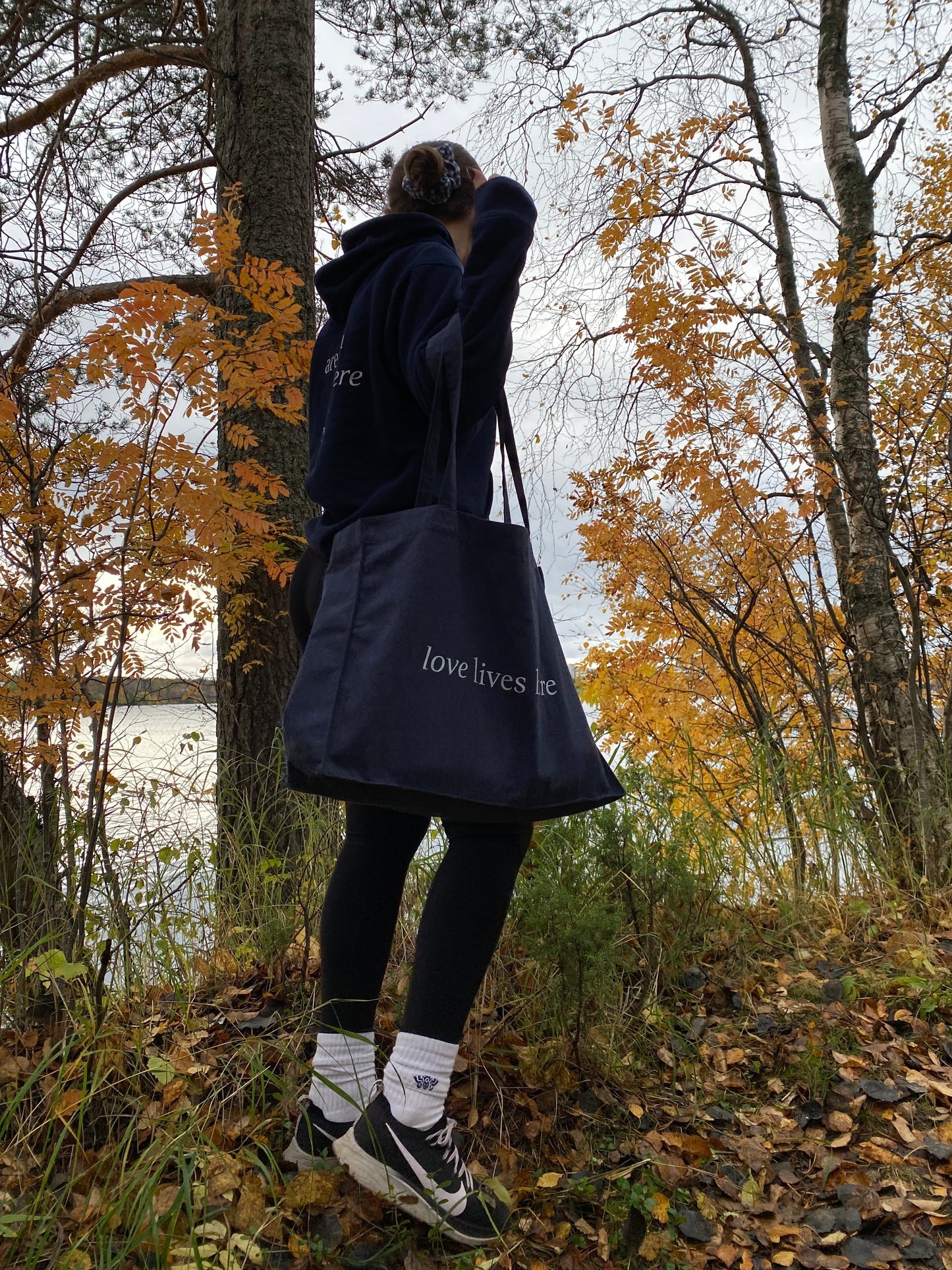 Love Lives Here - Sustainable Shopping Bag Midnight Blue