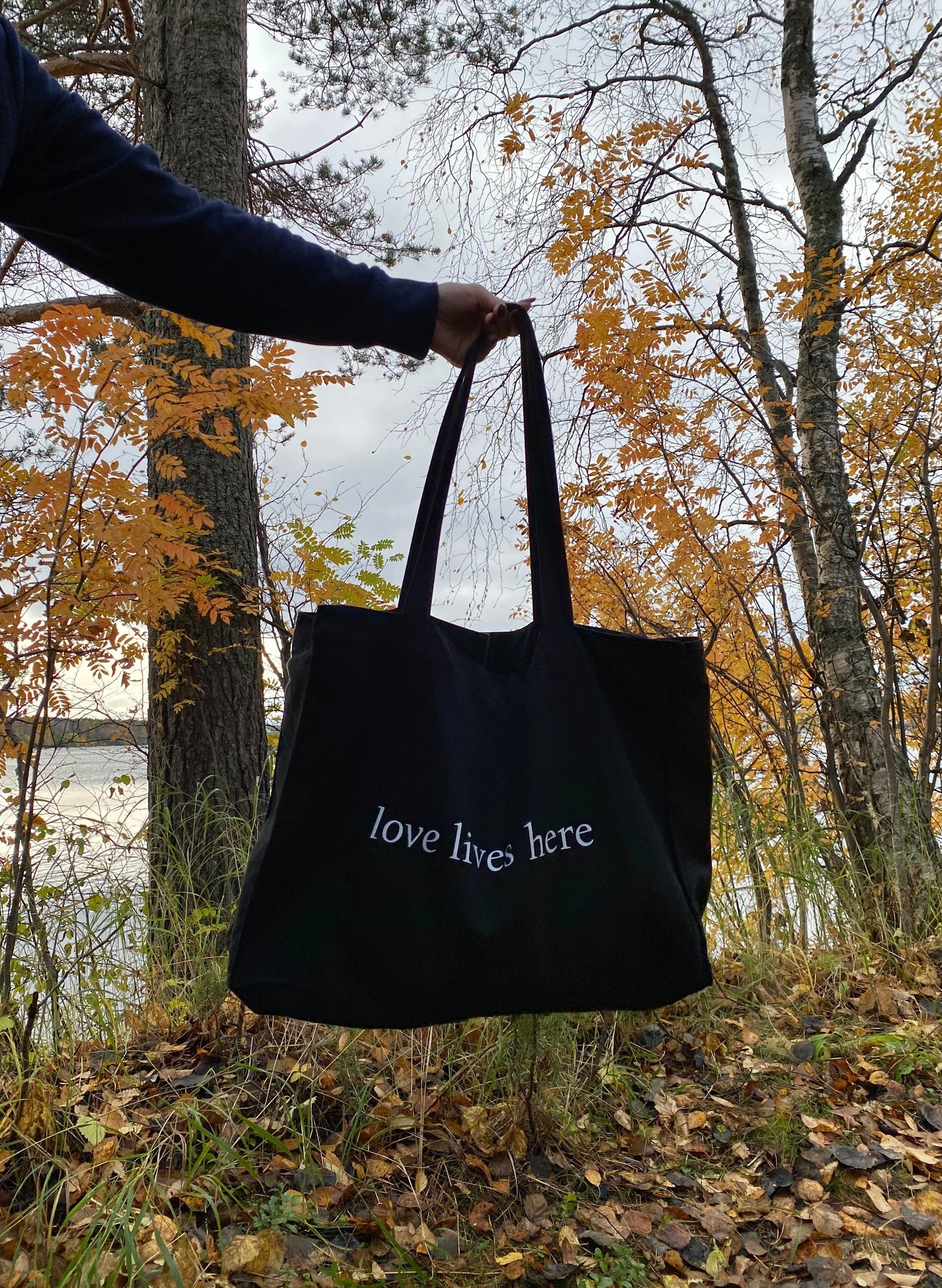 Love Lives Here - Sustainable Shopping Bag Black