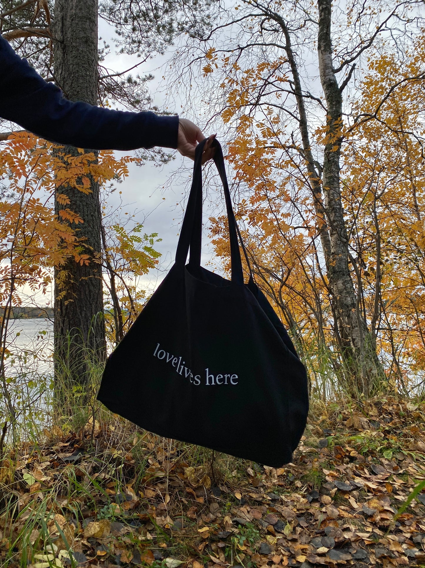 Love Lives Here - Sustainable Shopping Bag Black