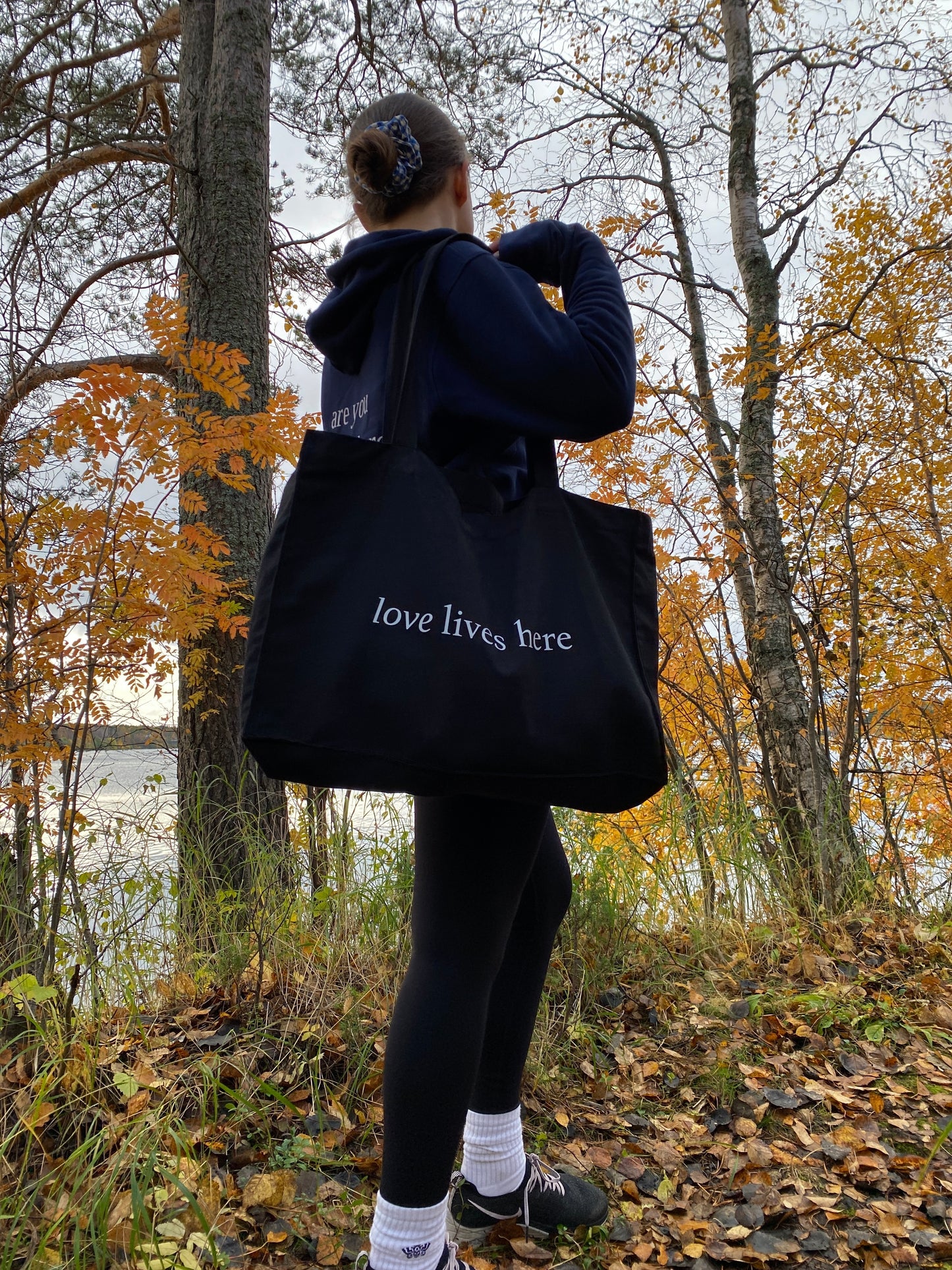 Love Lives Here - Sustainable Shopping Bag Black