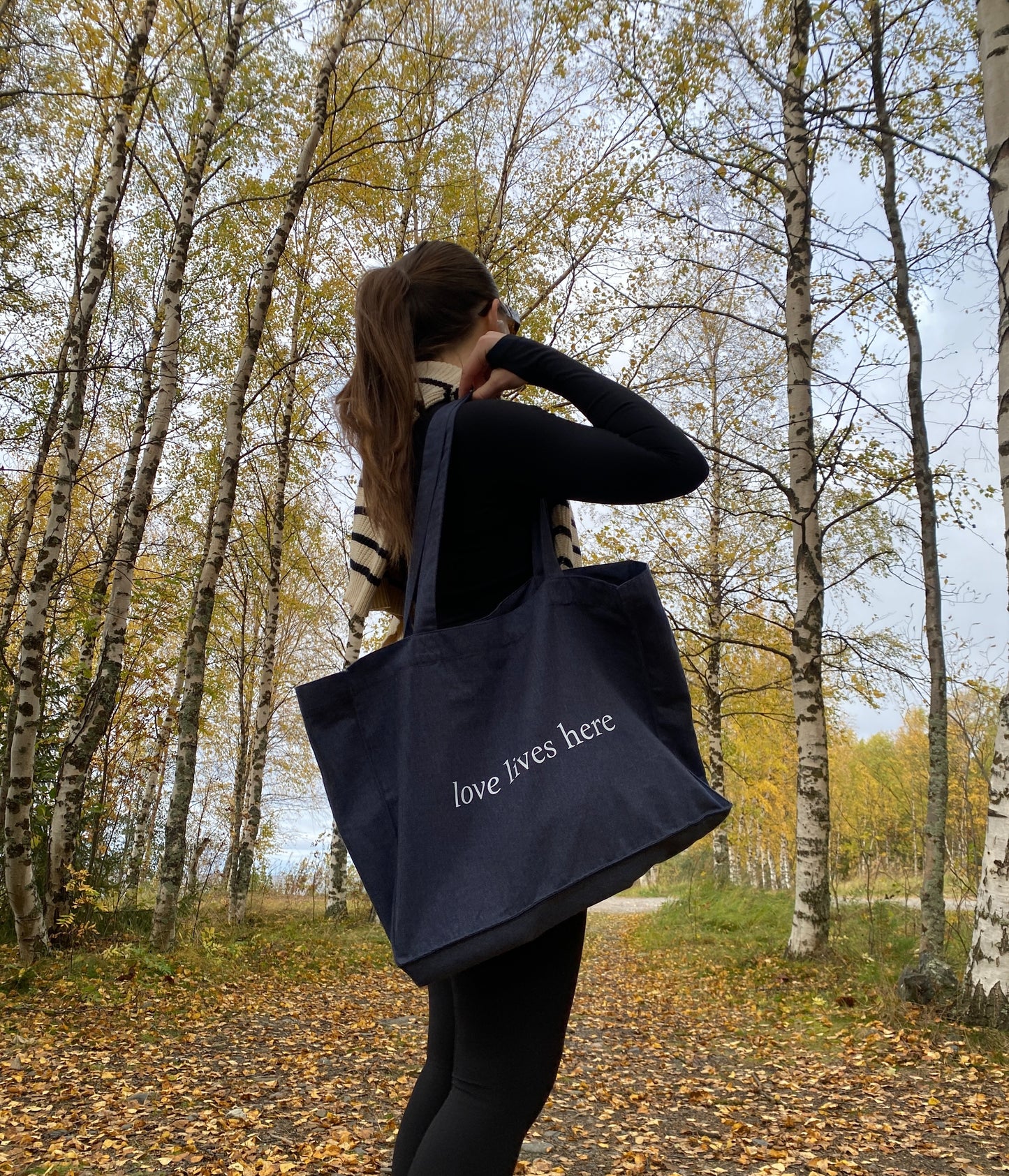 Love Lives Here - Sustainable Shopping Bag Midnight Blue