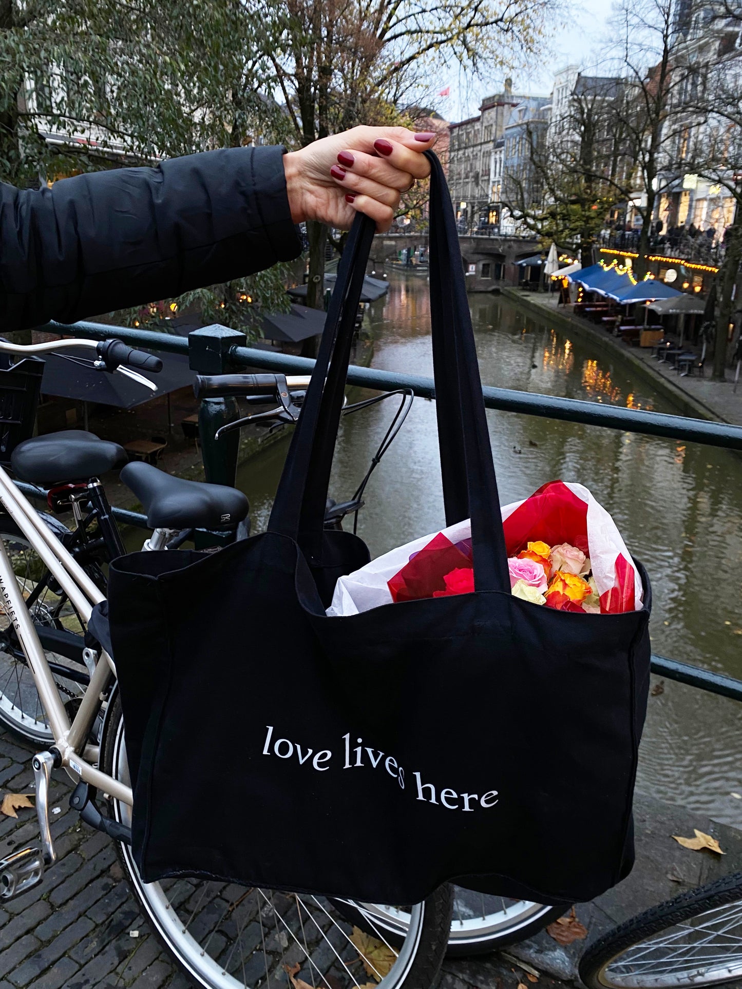 Love Lives Here - Sustainable Shopping Bag Black